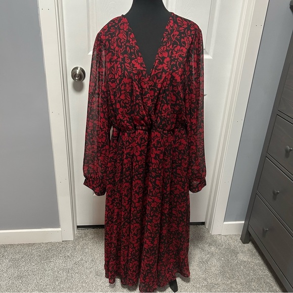 Torrid - Midi Crinkle Chiffon Surplice Balloon Sleeve Dress - Picture 3 of 11